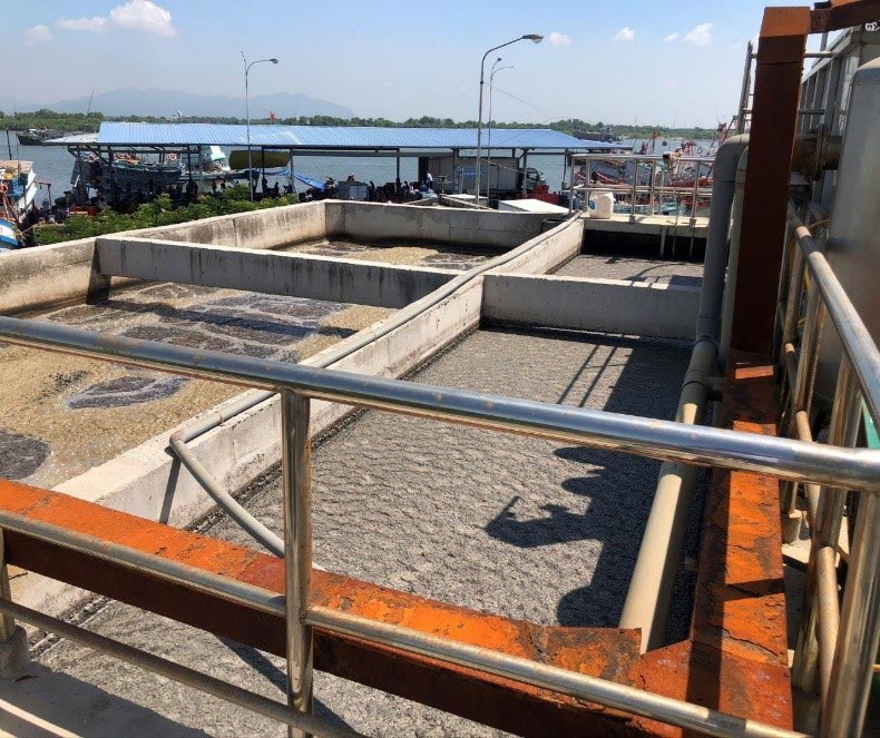 Hệ thống xử lý nước thải chế biến thủy sản nằm gần khu vực ven biển