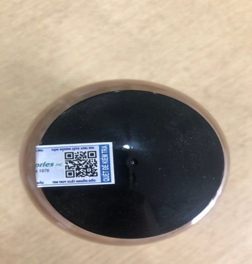 Tem truy xuất nguồn gốc được dán trên nắp chai, có mã QR để quét về nhà máy sản xuất