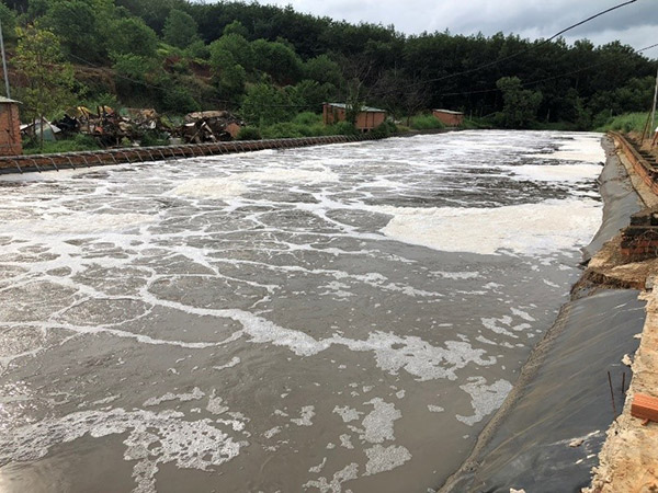 Xử lý nước thải đạt chuẩn trước khi xả ra môi trường là “nỗi đau” lớn nhất của nhà máy chế biến mủ cao su thiên nhiên.