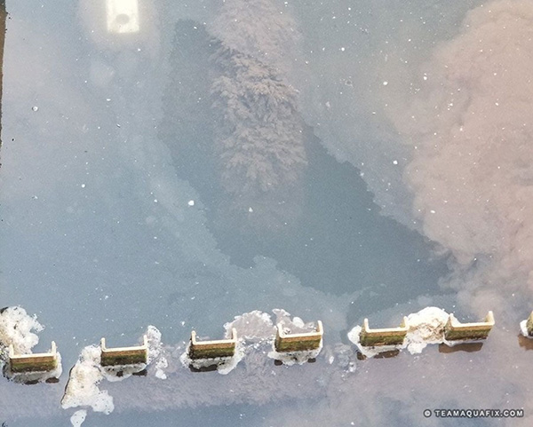 váng bùn nổi trên bề mặt