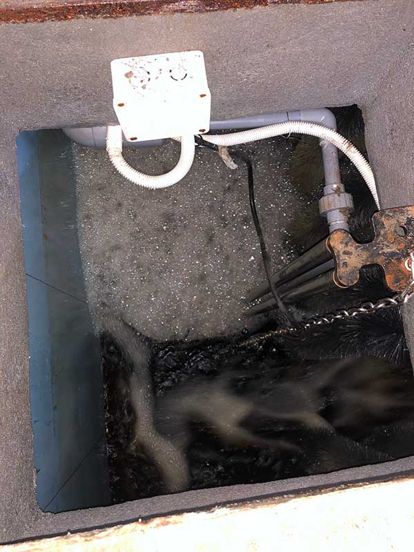 Bể sinh học hiếu khí tại thời điểm đang nuôi cấy vi sinh.