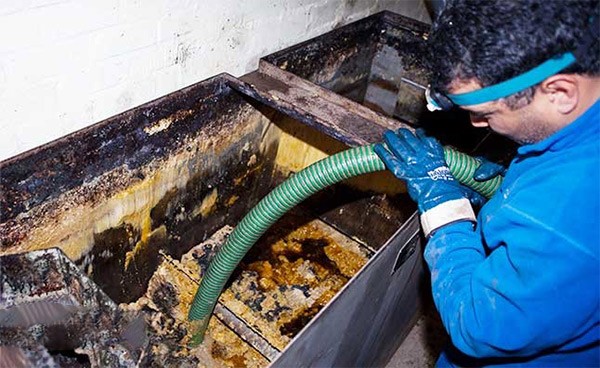 Bể tách mỡ cần được vệ sinh và hút mỡ định kỳ.