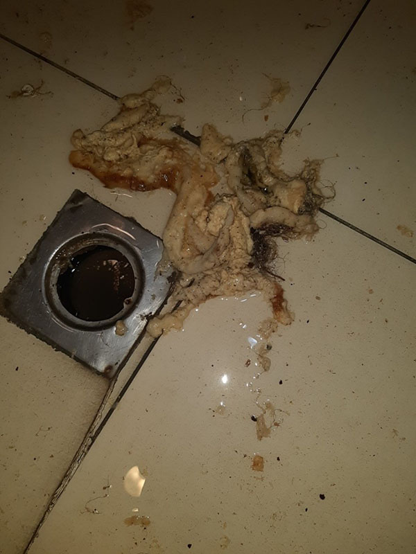 Dầu mỡ, chất béo gây tắc nghẽn đường ống thoát nước bếp quán ăn, nhà hàng.