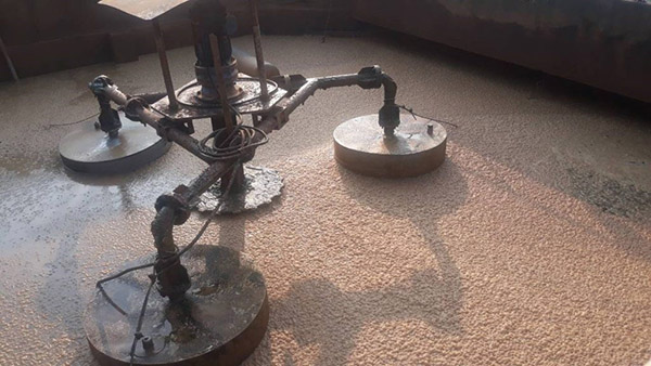 Hệ vi sinh bị sốc tải do nước thải nhiễm mặn.