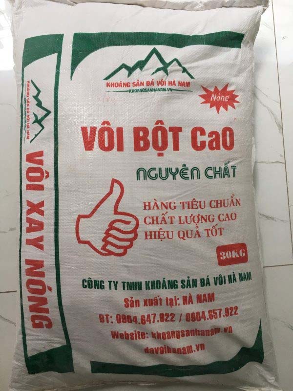 Vôi là một trong những hợp chất phổ biến được dùng trong ao nuôi tôm.