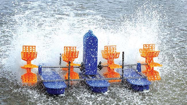 Cận cảnh quạt nước được lắp đặt trong ao nuôi tôm.