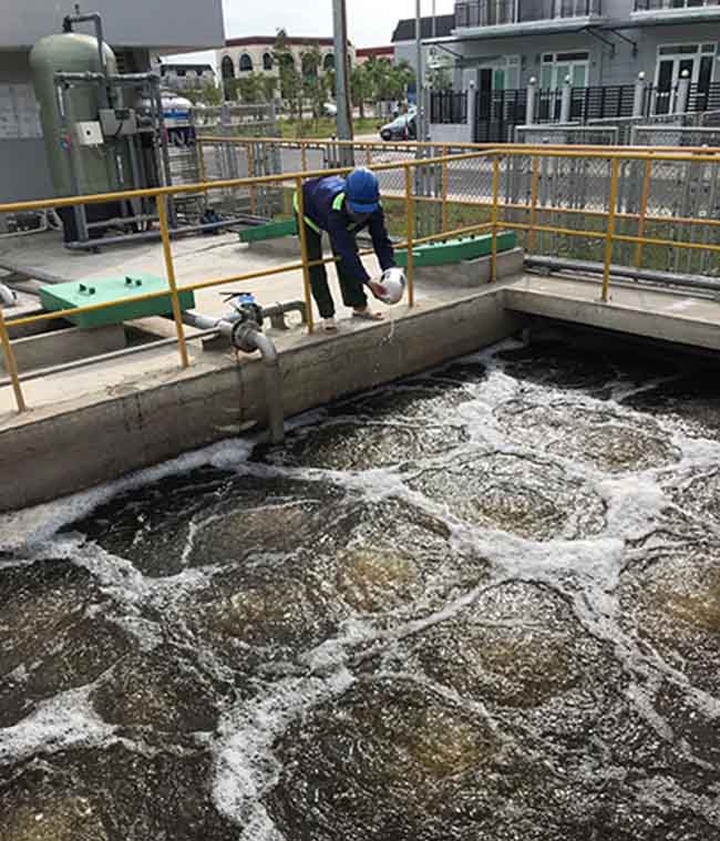 Châm men vi sinh Microbe-Lift vào hệ thống xử lý nước thải.