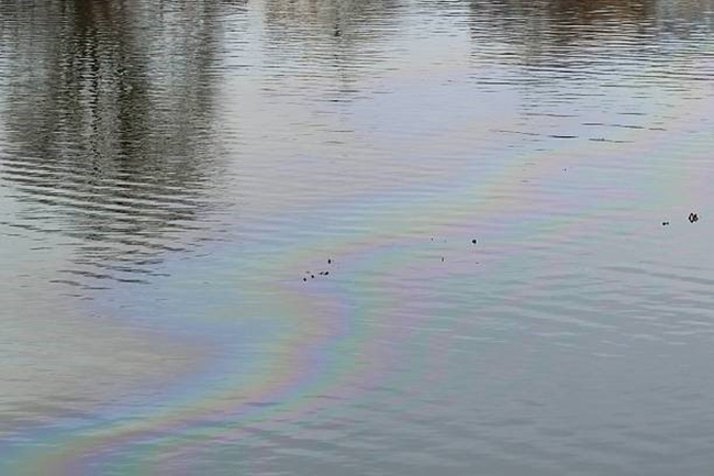 Dầu khoáng trong nước thải, nổi trên bề mặt nước.