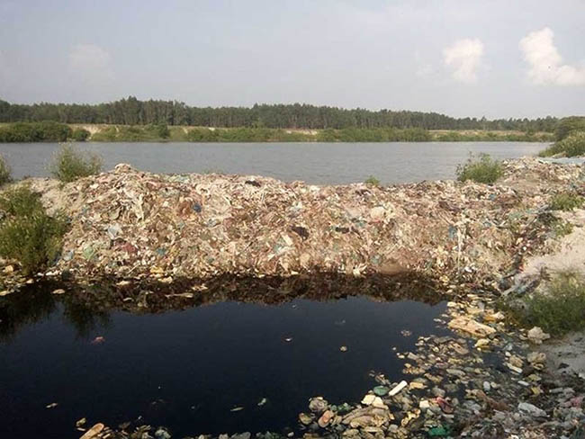 Nước thải rỉ rác được sinh ra khi các chất hữu cơ trong rác phân hủy.