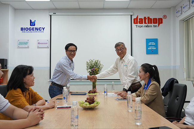 Đại diện thương hiệu Biogency ông Trần Văn Long và ông Goh Kwang Beng có cuộc gặp mặt Việt Nam