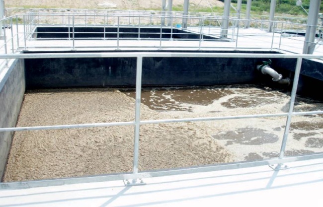 Bể vi sinh nổi bọt màu nâu, ổn định ở bể hiếu khí.