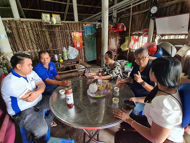 Biogency và Ecological Laboratories Inc., gặp mặt và trao đổi với anh Tuấn - Hộ nuôi tôm ở Tiền Giang.