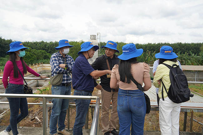 Biogency và Ecological Laboratories cùng đại diện nhà máy khảo sát hệ thống xử lý nước thải cao su.