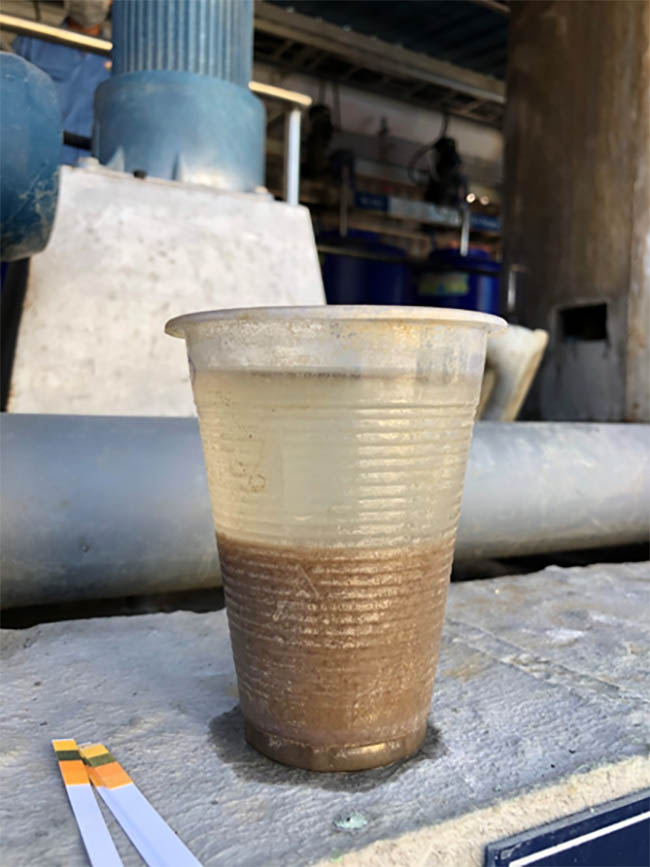 Bùn tại bể Aerotank lắng sau 15 phút.