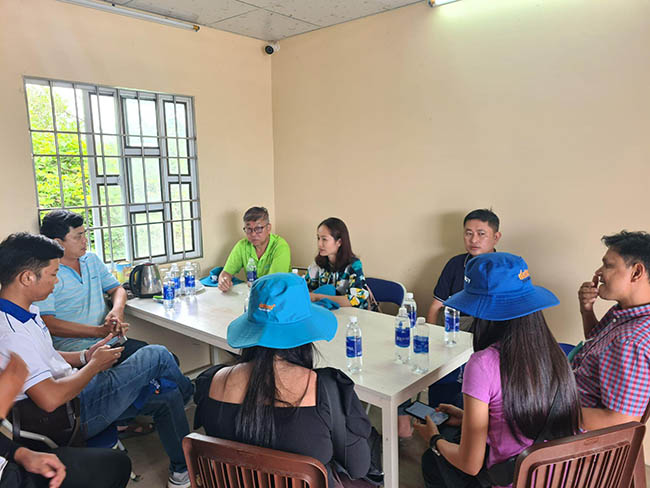 Buổi trao đổi về những khó khăn khi nuôi tôm giữa Biogency, Ecological Laboratories Inc., và anh Dũng - Chuyên gia 20 năm kinh nghiệm trong nuôi tôm.