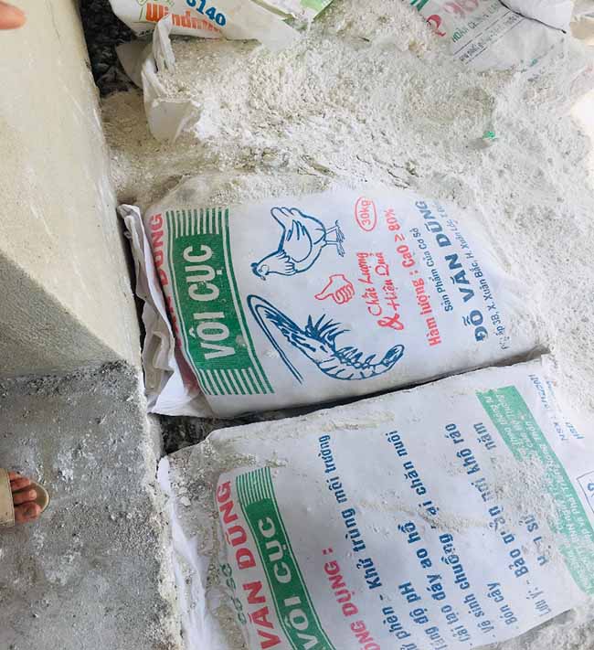 Hóa chất xử lý nước thải - Vôi (CaO), có tác dụng tạo kết tủa hỗ trợ quá trình lắng.