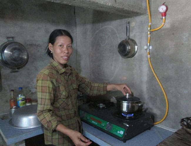 Người dân sử dụng khí Biogas trong nấu ăn hàng ngày.