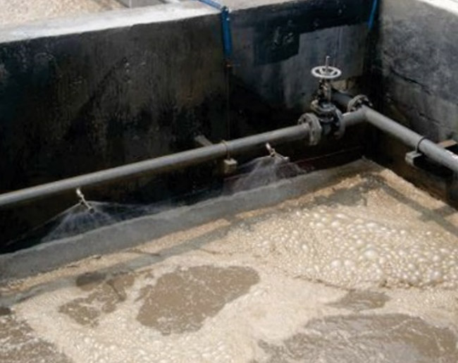 Bọt nâu khó vỡ là một trong những sự cố bể Aerotank thường gặp khi vận hành.