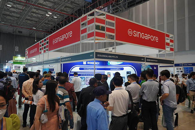 Các khách hàng ghé thăm gian hàng của BIOGENCY.