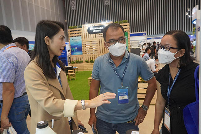 Nhân viên BIOGENCY đang tư vấn giải pháp cho khách hàng.