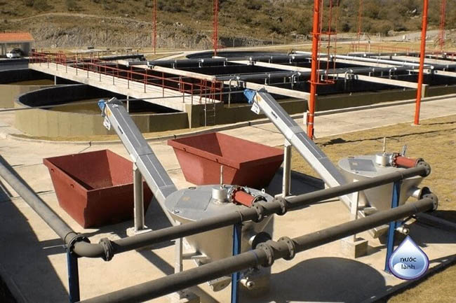 Bể lắng cát trong xử lý nước thải.