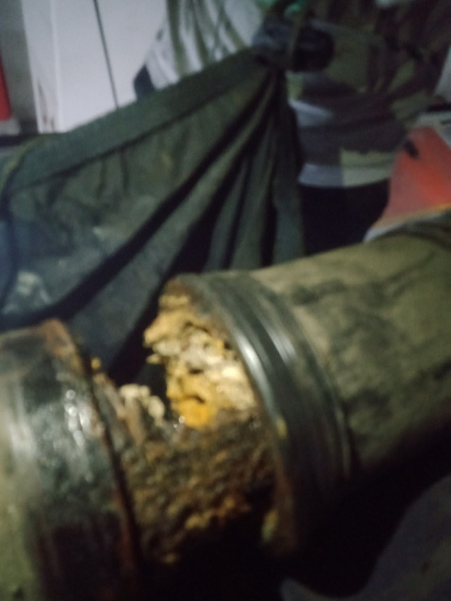 Bên trong đường ống thoát nước bị tắc nghẽn dài 150 m, Ø200 của một khách sạn ở TPHCM.