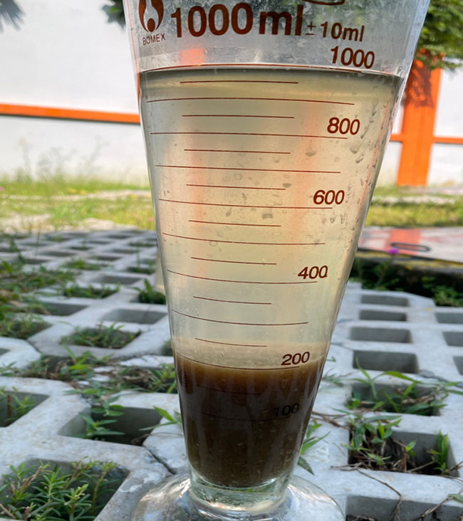 Thường xuyên kiểm tra chất lượng bùn hoạt tính thông qua màu sắc, kích thước bông bùn, tốc độ lắng, … giúp hạn chế các sự cố sốc tải vi sinh khi tải lượng đầu vào tăng đột ngột.