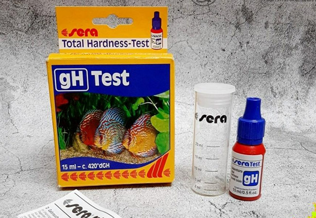 Bộ test kit Sera dùng để kiểm tra độ cứng của nước trong ao nuôi tôm.