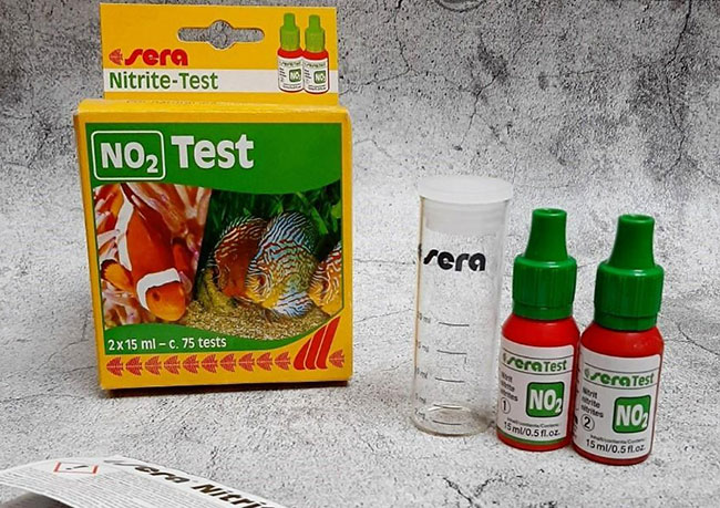 Bộ test kit Sera dùng để kiểm tra nồng độ NO2 trong ao nuôi tôm.