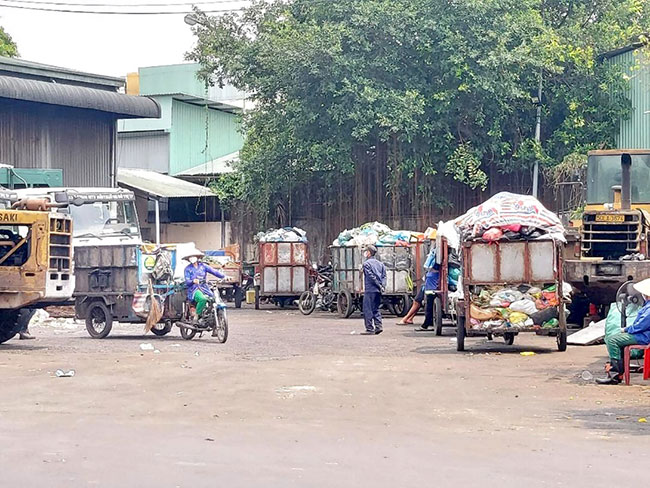 Rác thải sinh hoạt được thu gom và đưa về trạm trung chuyển rác.