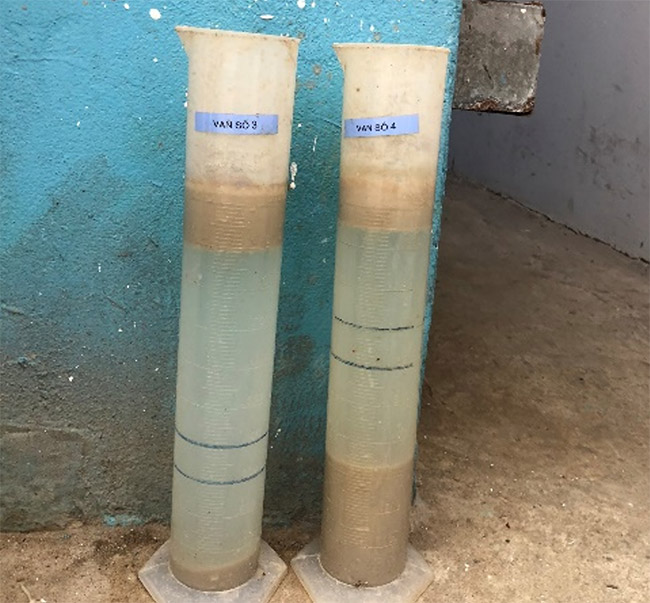 Bùn kỵ khí lấy mẫu ở van số 3 và van số 4 có màu nhạt, khó lắng.