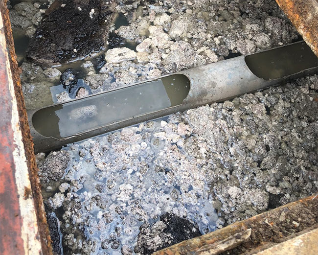 Bùn nổi ở bể kỵ khí hoạt động lâu ngày, vón thành từng mảng và nổi lên mặt bể kỵ khí.