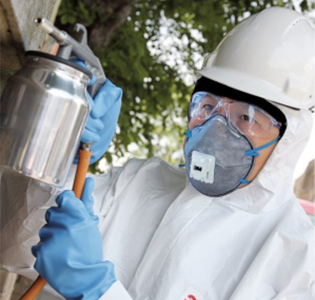 Cần mang đầy đủ vật dùng phòng hộ khi tiếp xúc với hóa chất.