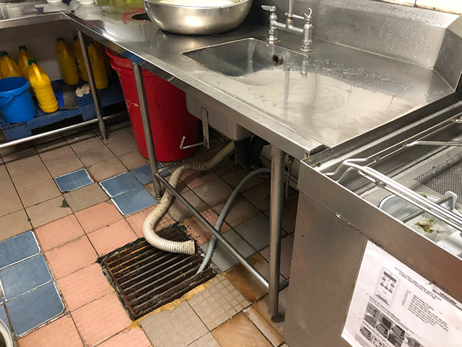 Khu vực rửa chén đĩa là nguồn phát sinh dầu mỡ, chất béo thải vào đường ống thoát nước.