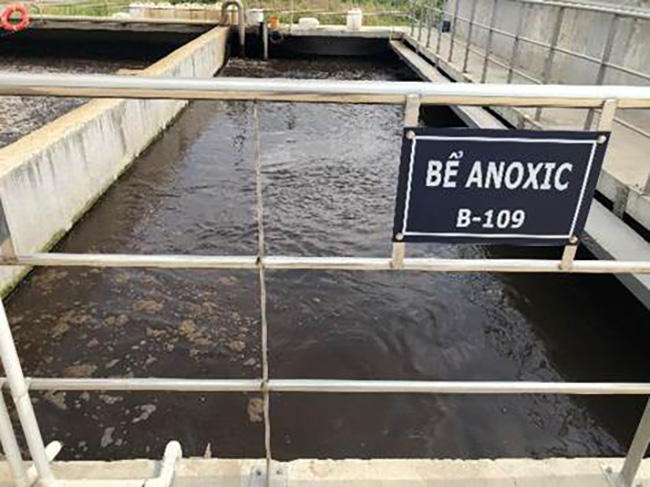 Trong bể khử Nitrat không được cung cấp oxy vì sẽ làm giảm hiệu quả xử lý Nitrat.