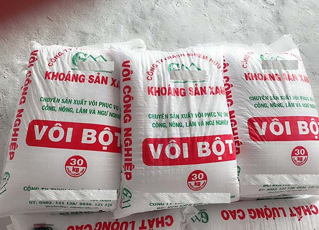 Rắc vôi bột vào đáy ao nuôi có tác dụng gì? Các bước thực hiện