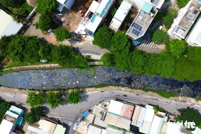 Rạch Võ Đông Nhì (quận 12, TP.HCM) ngập ngụa trong rác thải sinh hoạt: thùng xốp, xác động vật chết thối, túi ni-lông...