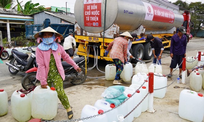Hàng chục ngàn hộ dân Tiền Giang, Long An thiếu nước ngọt sinh hoạt do vấn đề ô nhiễm môi trường nước gây ra. Hàng chục ngàn hộ dân Tiền Giang, Long An thiếu nước ngọt sinh hoạt do vấn đề ô nhiễm môi trường nước gây ra.