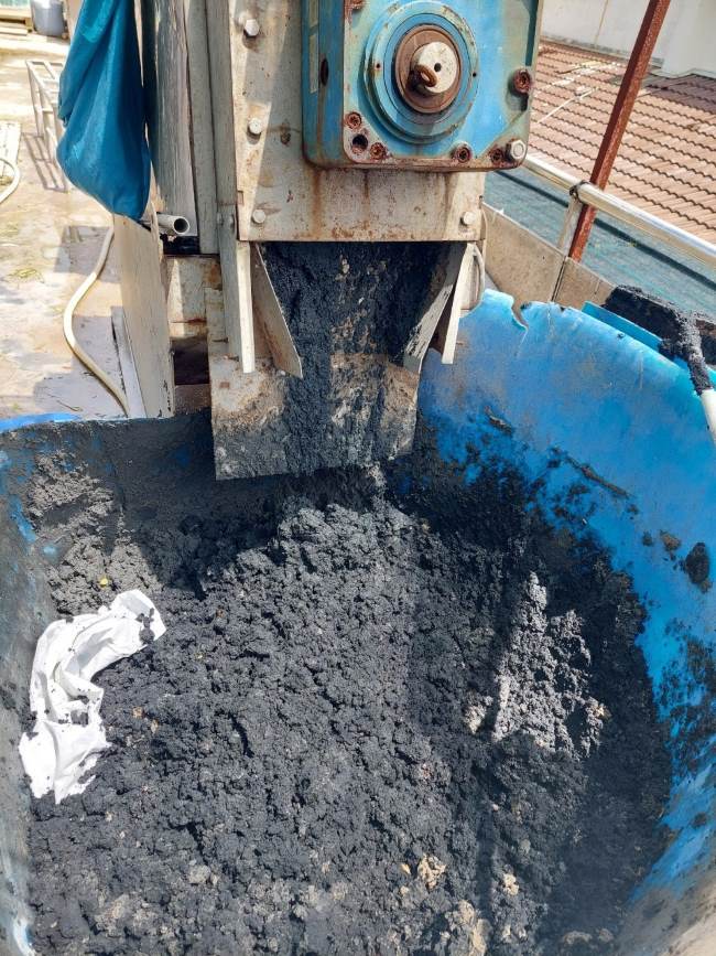 Quá trình ép bùn tại một hệ thống xử lý nước thải chế biến thủy sản. Quá trình ép bùn tại một hệ thống xử lý nước thải chế biến thủy sản.