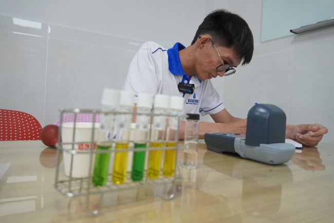 Kỹ thuật BIOGENCY đang thực hiện test mẫu và ghi nhận các thông số.