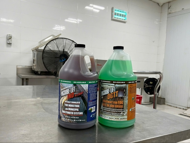 Hình ảnh bộ đôi sản phẩm xử lý tình trạng bể tách mỡ bị trào, nghẹt hiệu quả đến từ BIOGENCY. Hình ảnh bộ đôi sản phẩm xử lý tình trạng bể tách mỡ bị trào, nghẹt hiệu quả đến từ BIOGENCY.