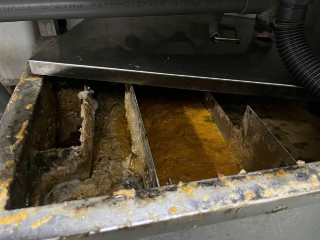 Hình ảnh dầu mỡ tại bể tách mỡ trong nhà hàng tại một trung tâm thương mại. Hình ảnh dầu mỡ tại bể tách mỡ trong nhà hàng tại một trung tâm thương mại.