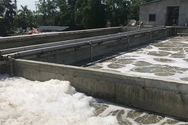 Hiện tượng bọt nổi màu trắng trong bể hiếu khí là dấu hiệu bùn vi sinh bị vấn đề. Hiện tượng bọt nổi màu trắng trong bể hiếu khí là dấu hiệu bùn vi sinh bị vấn đề.