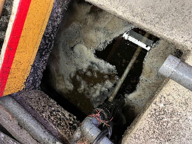 Bể XLNT trung tâm thương mại bị nổi bọt do ảnh hưởng bởi chất tẩy rửa. Bể XLNT trung tâm thương mại bị nổi bọt do ảnh hưởng bởi chất tẩy rửa.