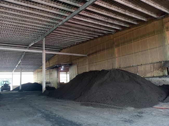 Chuẩn bị nguyên liệu ủ là bước quan trọng quyết định đến 50% hiệu quả của quá trình ủ phân chuồng thành phân bón sinh học. Chuẩn bị nguyên liệu ủ là bước quan trọng quyết định đến 50% hiệu quả của quá trình ủ phân chuồng thành phân bón sinh học.