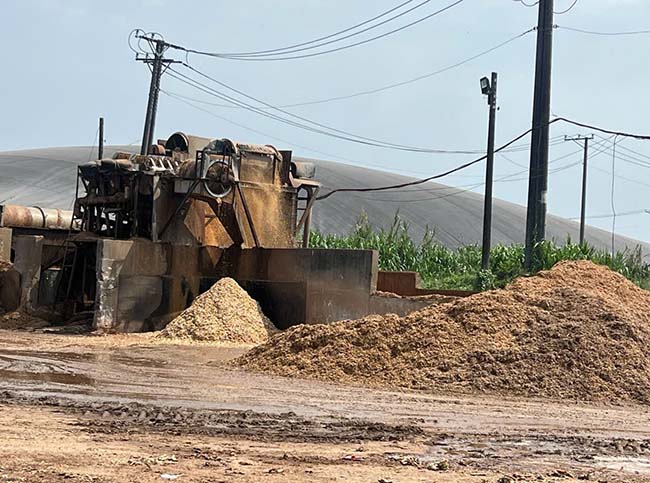 Vỏ lụa trong quá trình sản xuất theo nước thải vào hầm Biogas hình thành váng nổi trên bề mặt hầm. Vỏ lụa trong quá trình sản xuất theo nước thải vào hầm Biogas hình thành váng nổi trên bề mặt hầm.