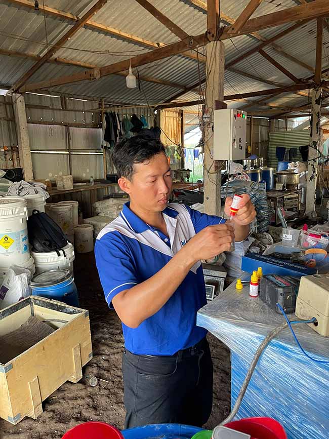 Kỹ thuật viên BIOGENCY đo các chỉ tiêu môi trường tại ao nuôi tôm trước khi áp dụng vi sinh. Kỹ thuật viên BIOGENCY đo các chỉ tiêu môi trường tại ao nuôi tôm trước khi áp dụng vi sinh.